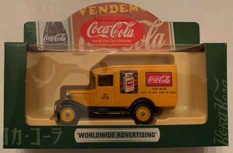 10252-1 € 10,00 coca cola auto world wide advertising geel afb six bottle ca 7 cm.jpeg